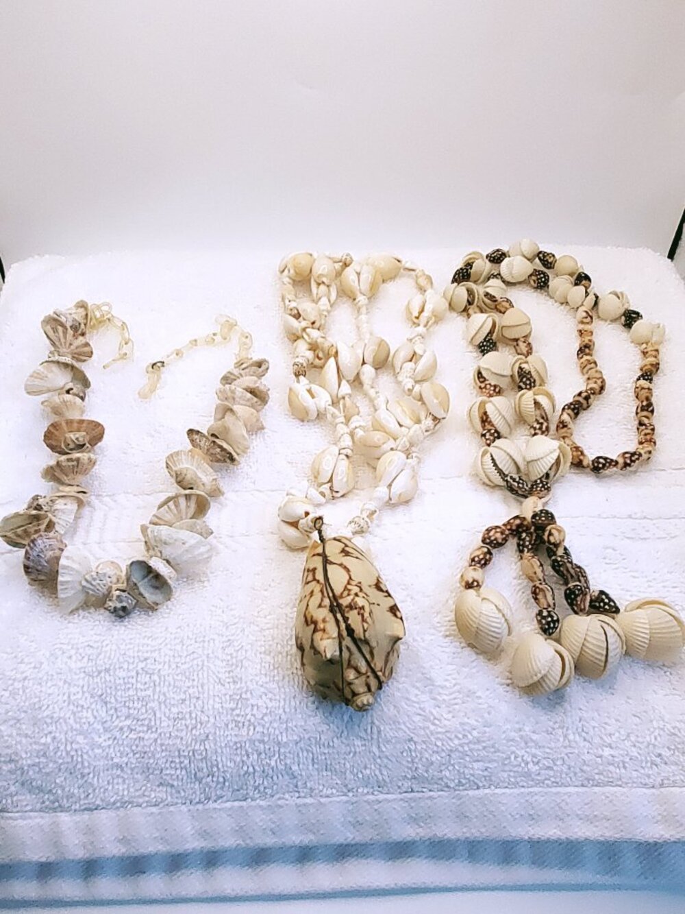 3 Shell Necklaces, items # B- 1943-1945,. wt. 206 grams. - Picture 10 of 10
